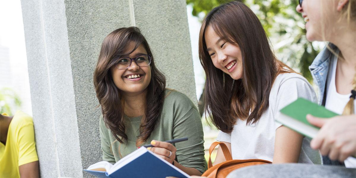 女学生谈话